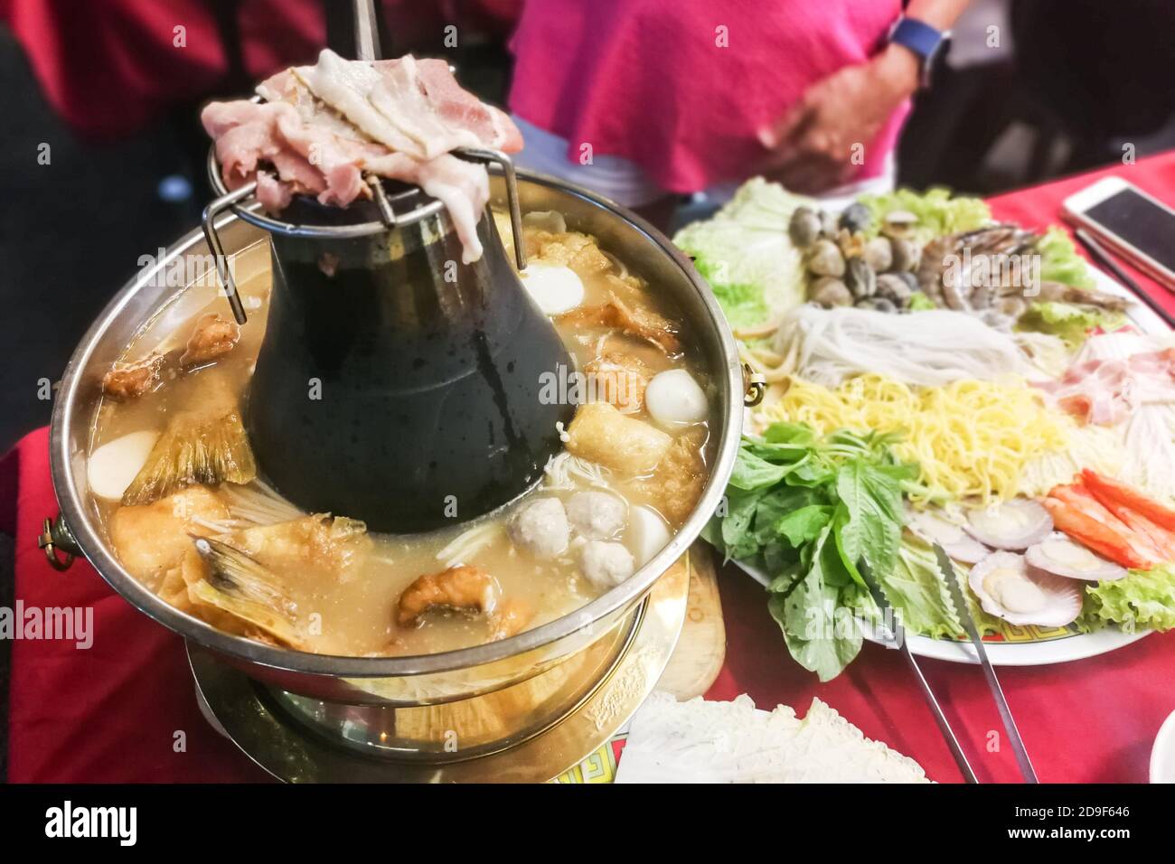 Hot pot o Steamboat stile asiatico su pentola a carbone Foto Stock