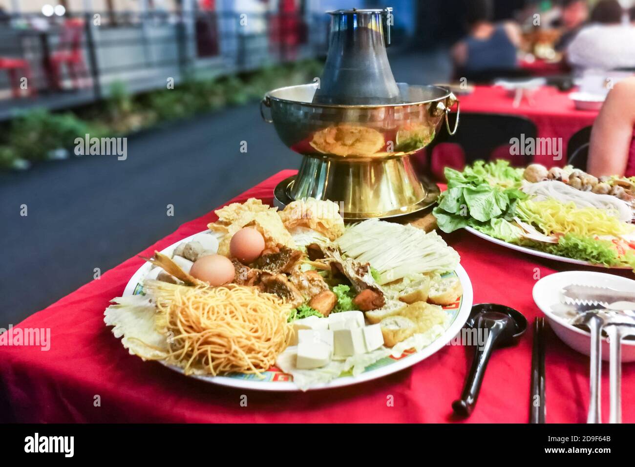Hot pot o Steamboat stile asiatico su pentola a carbone Foto Stock