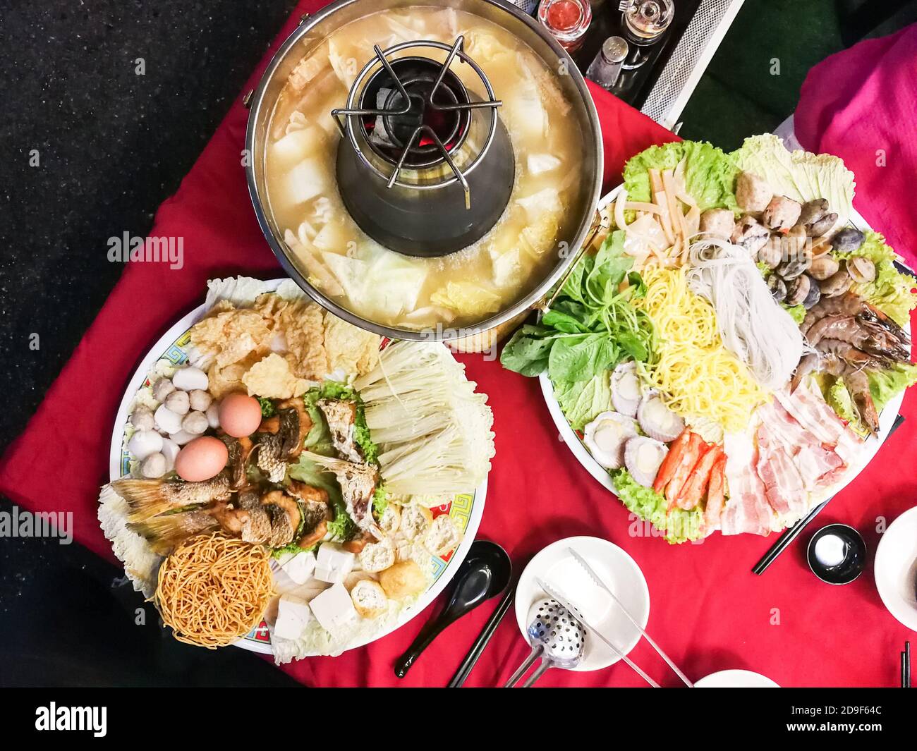 Hot pot o Steamboat stile asiatico su pentola a carbone Foto Stock