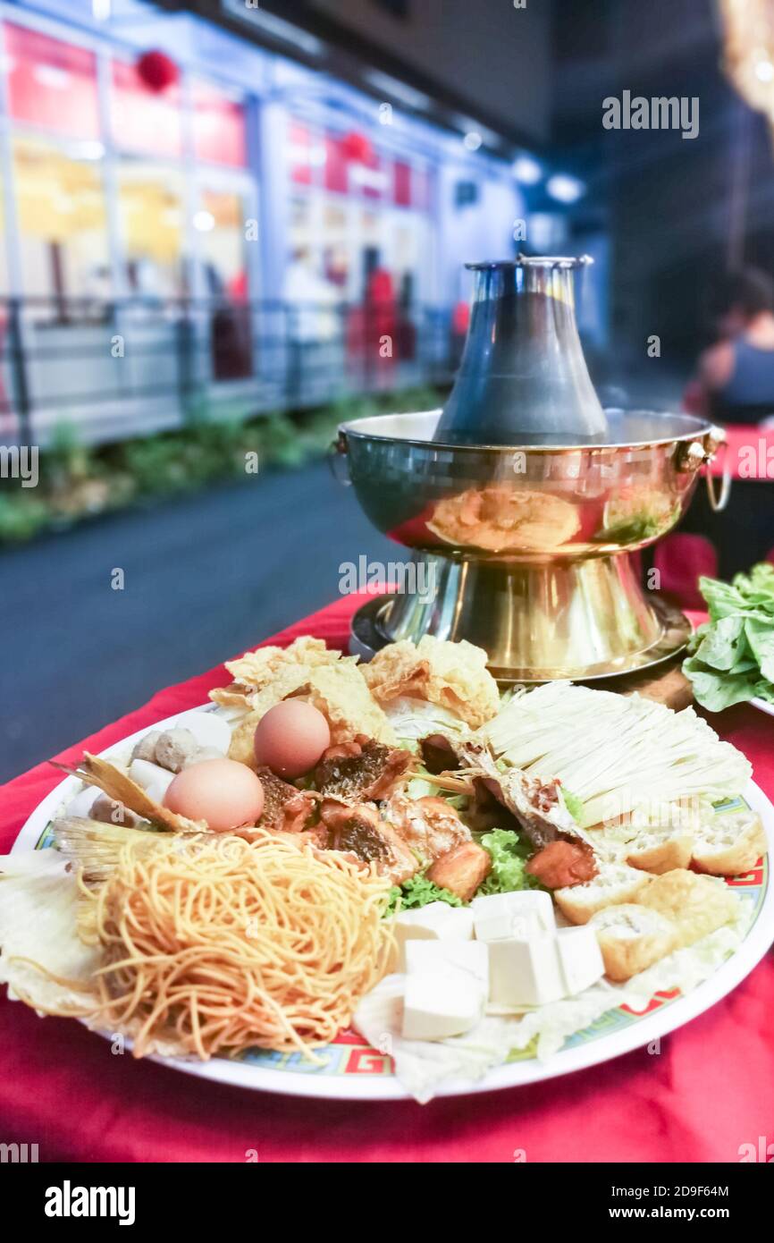 Hot pot o Steamboat stile asiatico su pentola a carbone Foto Stock