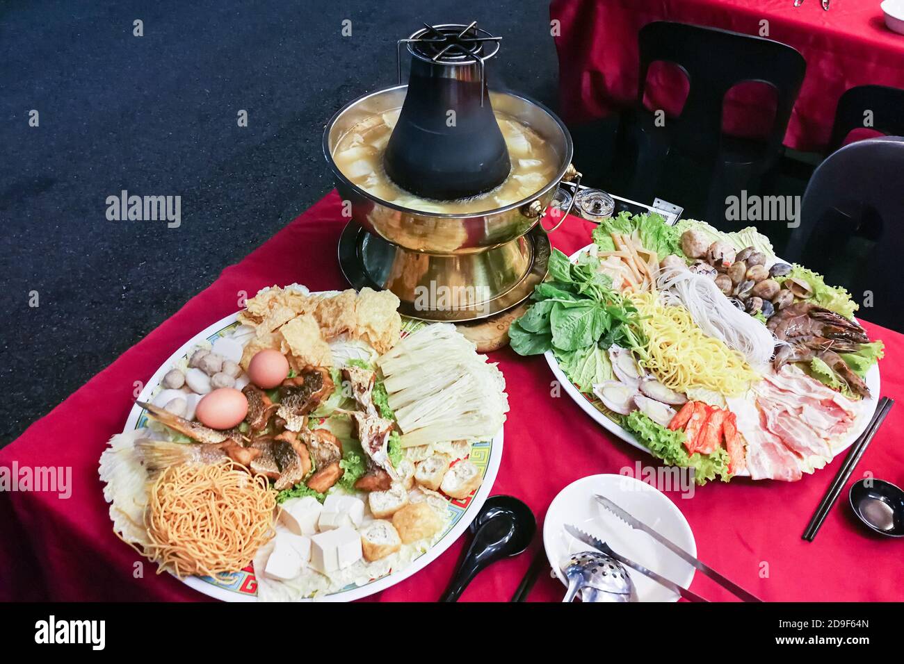 Hot pot o Steamboat stile asiatico su pentola a carbone Foto Stock