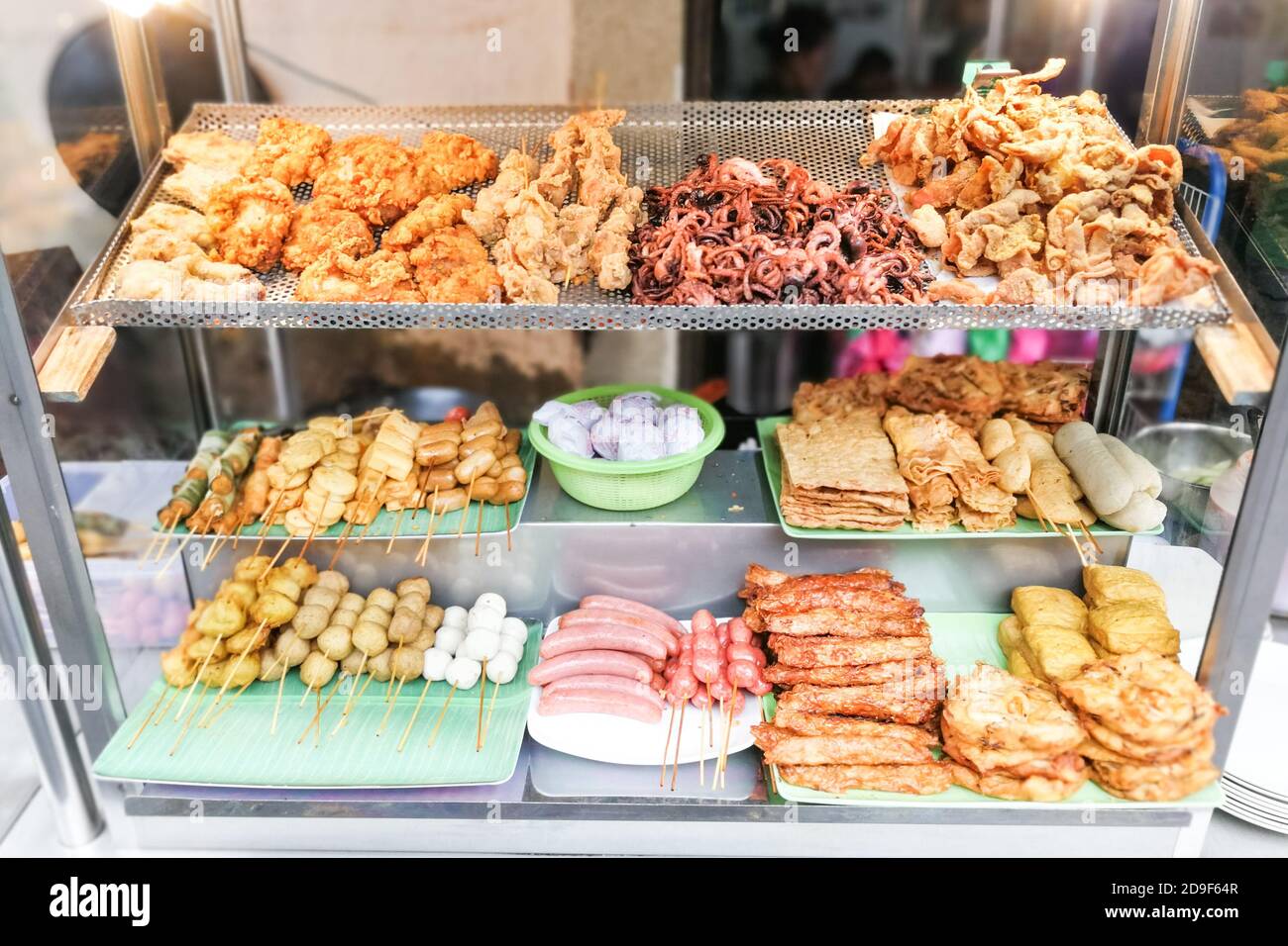 Il bak di Loh, o lobak, è popolare cibo fritto a Penang Foto Stock