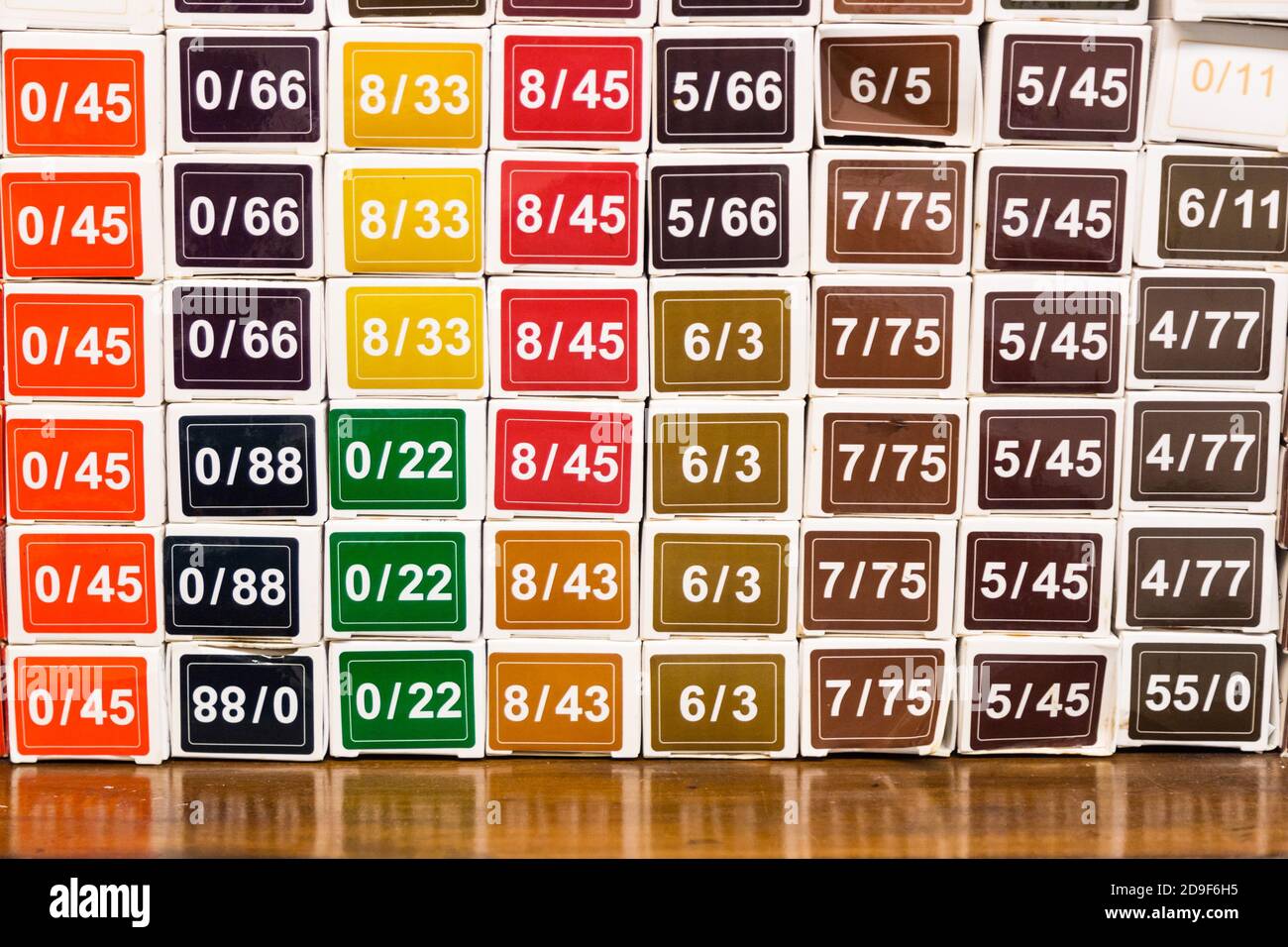 Grafico a colori di tintura chimica per capelli al salone Foto Stock