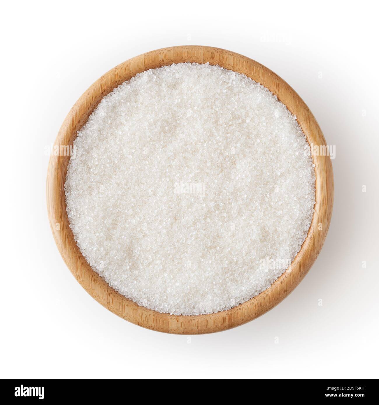 Zucchero bianco granulato in ciotola di legno isolato su fondo bianco con percorso di taglio Foto Stock