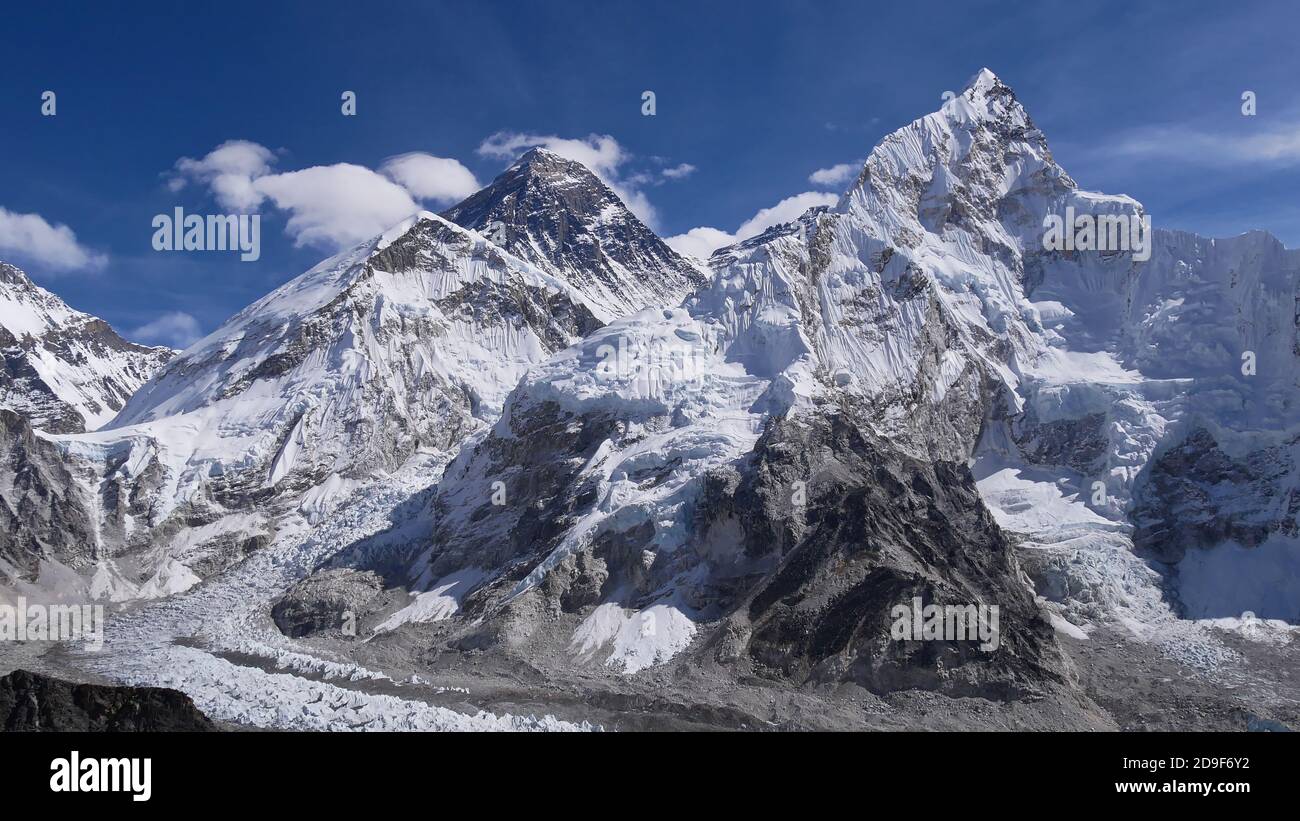 Vista mozzafiato del possente Monte Everest (picco 8,848 m) e del lato ovest di Nuptse (7,861 m) con la famosa cascata di ghiaccio Khumbu sotto vista da Kala Patthar. Foto Stock