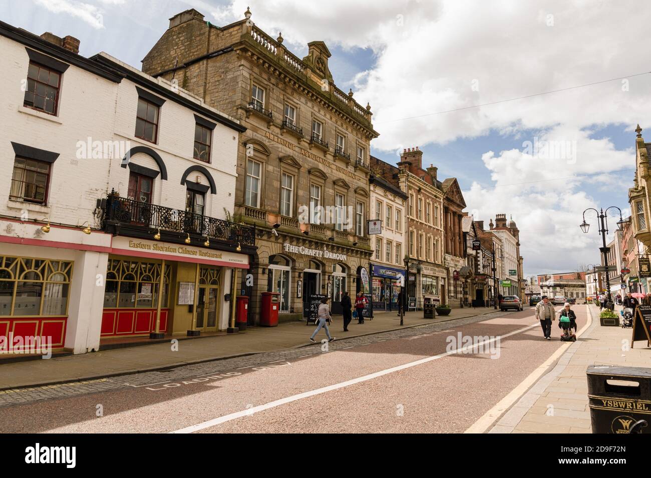 The High Street nel centro di Wrexham North Wales mostra I suoi edifici e negozi d'epoca vittoriana variegati e decorati Foto Stock