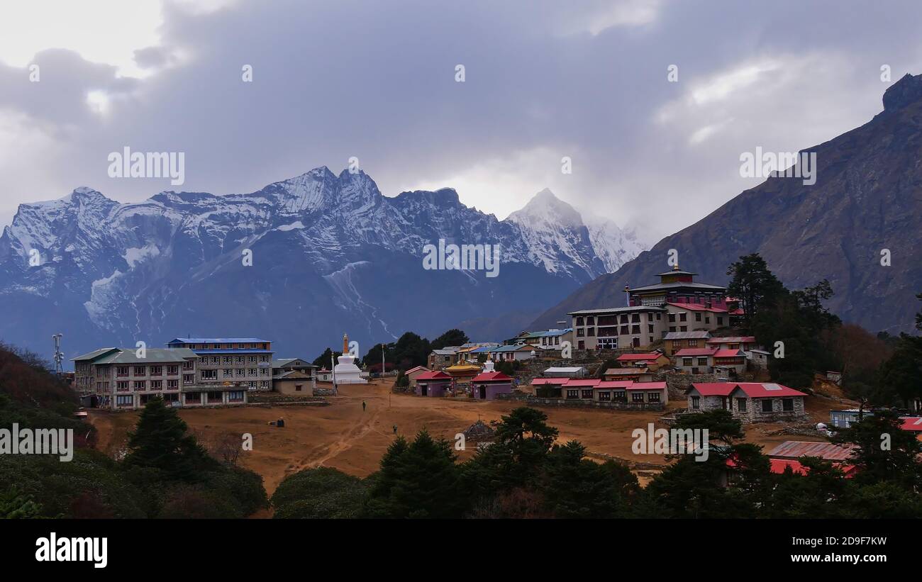 Vista panoramica aerea del villaggio di Sherpa Tengboche (Thyangboche), Khumbu, Himalaya, Nepal con Lodge e famoso monastero buddista storico. Foto Stock