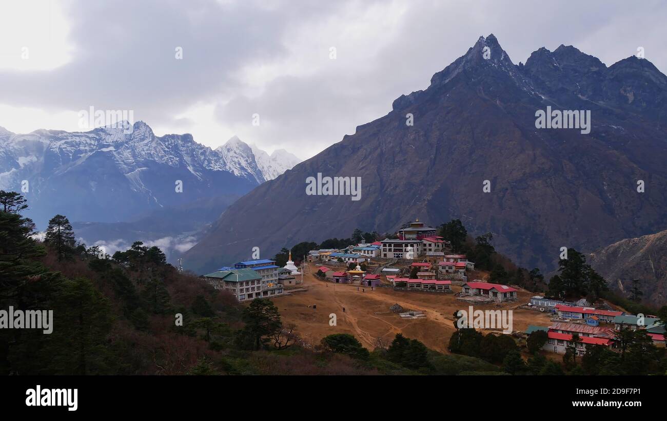 Bella vista panoramica del villaggio di Sherpa Tengboche, Sagarmatha Parco Nazionale, Himalaya, Nepal con alberghi e famoso monastero buddista storico. Foto Stock