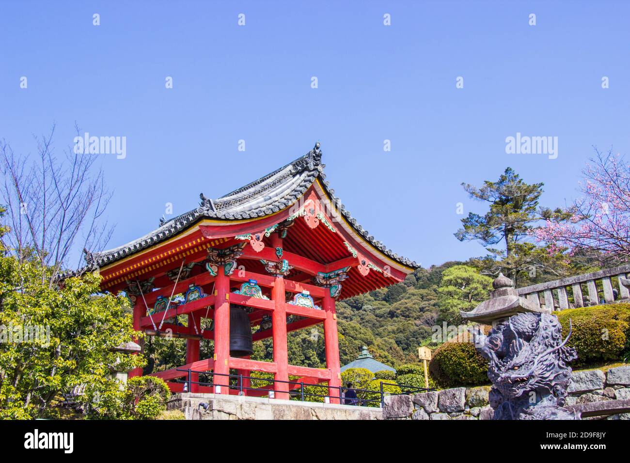 Bel campanile all'interno del tempio Kiyomizu-dera. L'iconico tempio buddista di kyoto durante la fioritura dei ciliegi fiorirà, in Giappone. Foto Stock