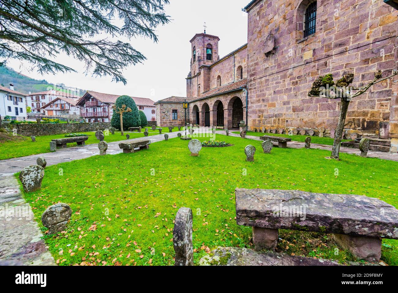 Chiesa dell'Assunzione. Intorno alla chiesa si possono vedere i resti di un antico cimitero con stele discoide tagliate dalla pietra del sedicesimo centu Foto Stock