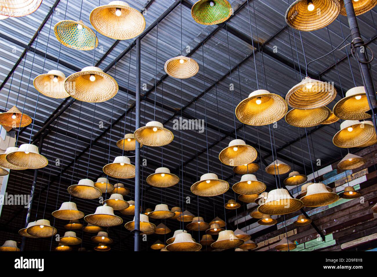 Lampada fabbricata da un cappello fatto di materiali locali bambù all'interno del ristorante presso il mercato galleggiante di Amphawa è il turista più popolare in Thailandia. Foto Stock