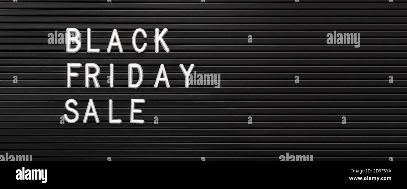 Black Friday vendita testo bianco scritta su sfondo nero di Letter Board. Banner di promozione dei messaggi in lettere bianche e nere. Banner Web lungo con Foto Stock