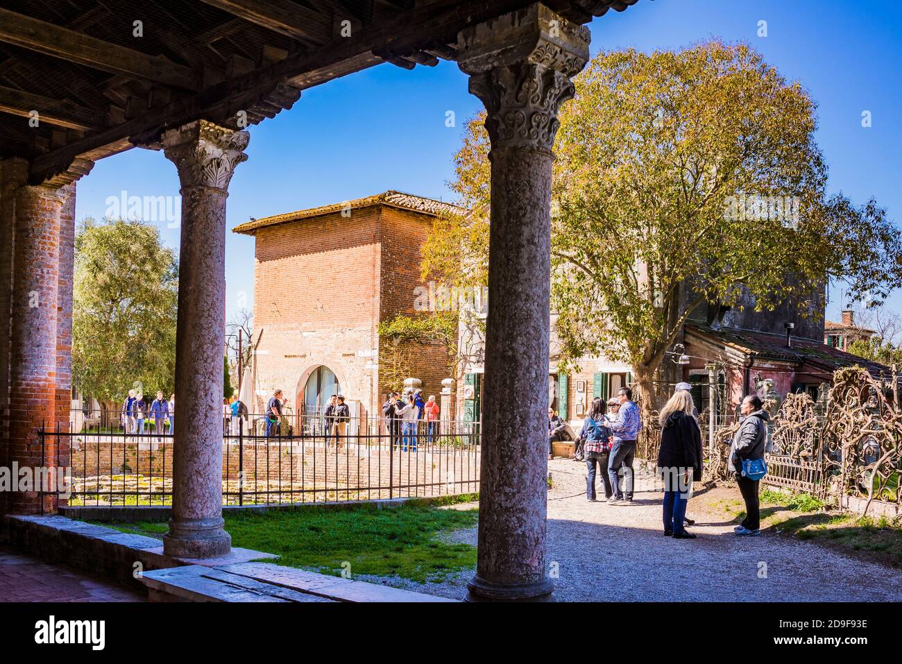 Piazza principale vista dal passaggio coperto della chiesa di Santa Fosca, chiesa bizantina sull'isola di Torcello. Torcello, Laguna Veneziana, Venezia, Ven Foto Stock