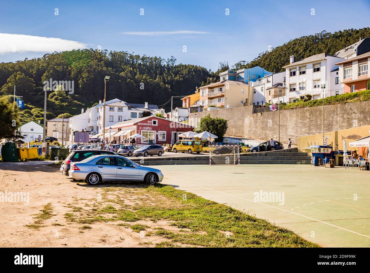 Puerto de Barqueiro è un piccolo villaggio di origine marina appartenente alla parrocchia di Bares, che si trova sulla costa, sulle rive dell'estuario di o Barqueiro. P. Foto Stock