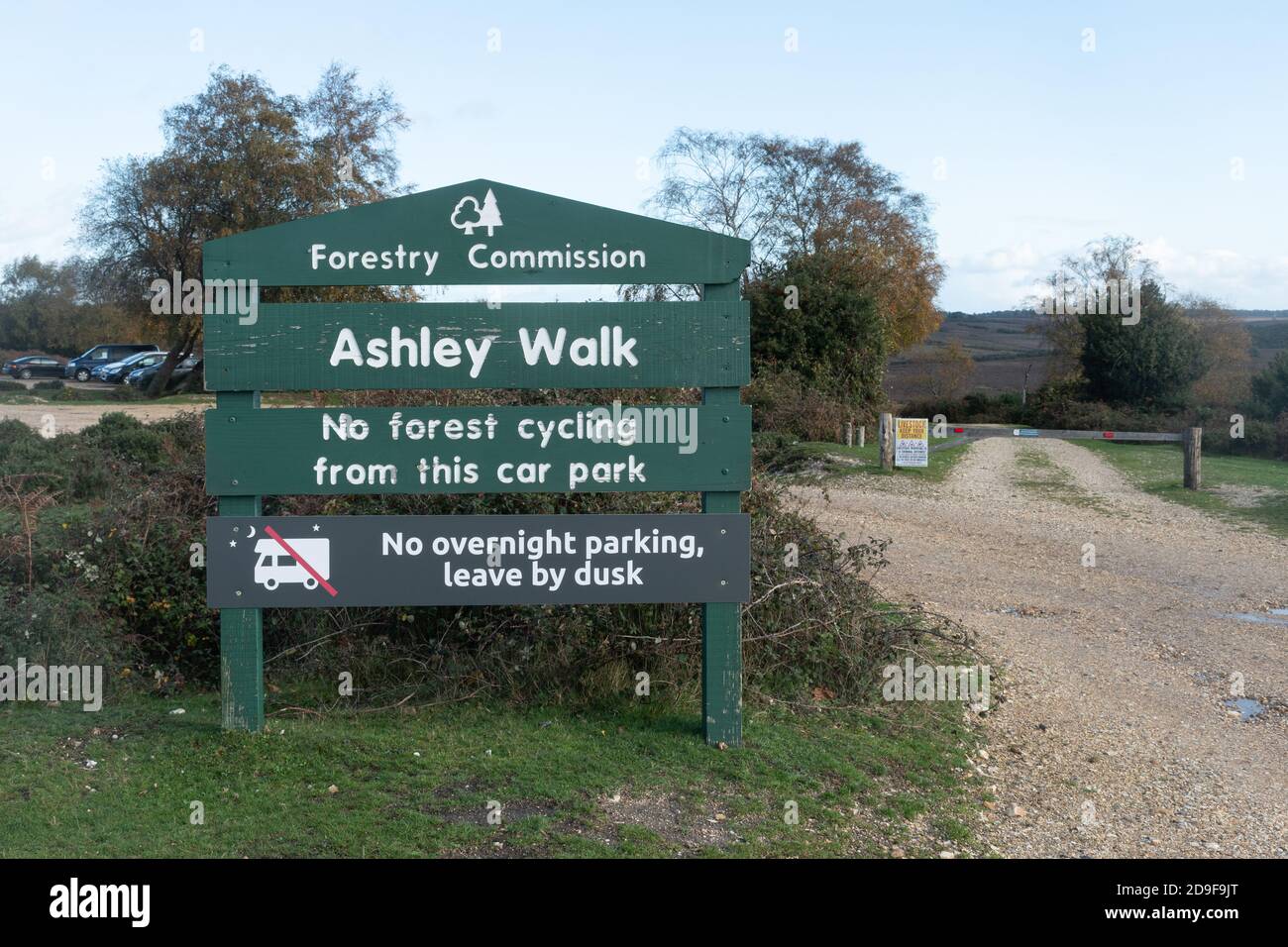 Piccolo parcheggio con cartello Forestry Commission ad Ashley Walk nel New Forest National Park, Regno Unito Foto Stock