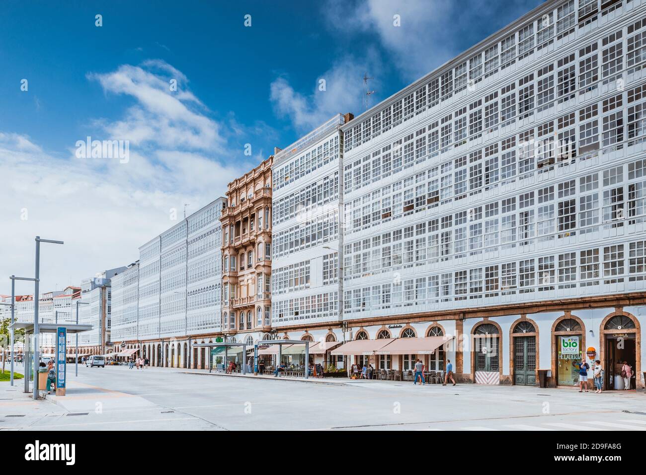 Case con gallerie di legno bianco sul viale de la marina, una famosa icona della città. A Coruna, Galizia, Spagna, Europa Foto Stock