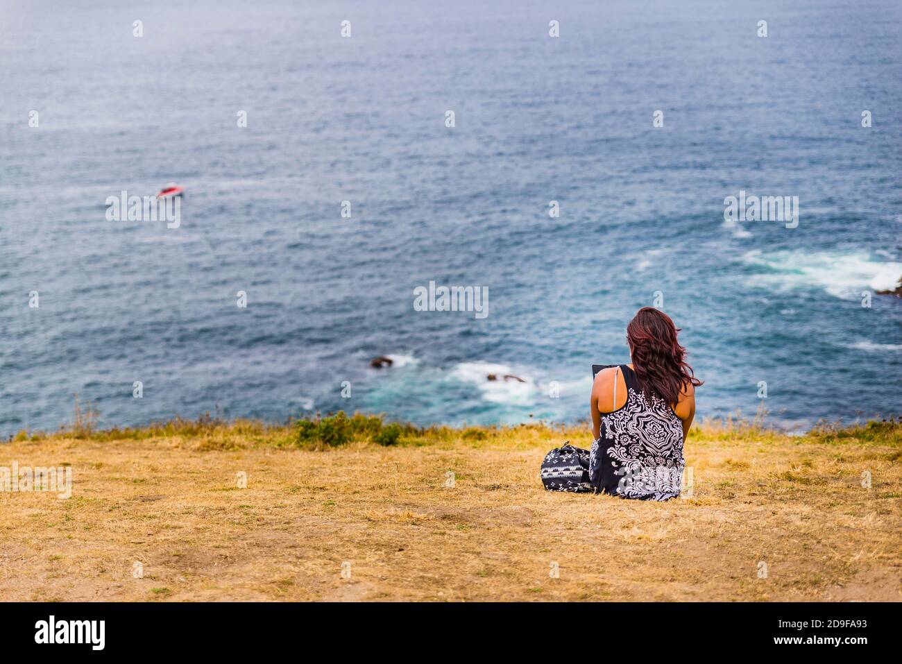 Donna che guarda il mare. La Coruña, Galizia, Spagna, Europa Foto Stock