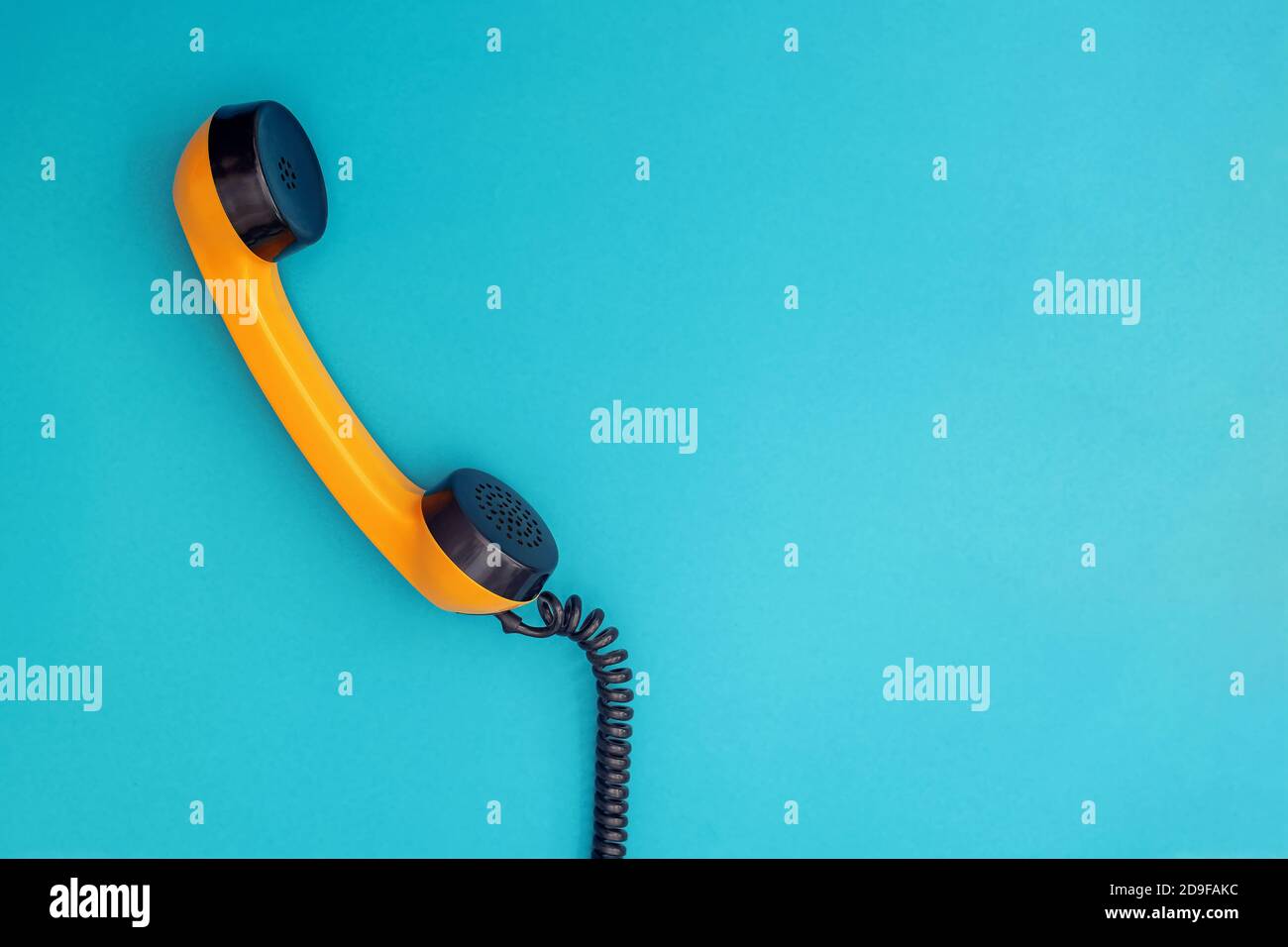 Cuffia retro arancione in plastica blu Foto Stock