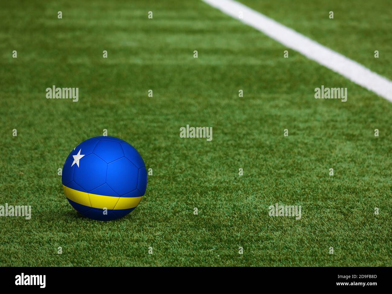 Curacao bandiera su palla a sfondo campo di calcio. Tema calcistico nazionale sull'erba verde. Concetto di competizione sportiva. Foto Stock