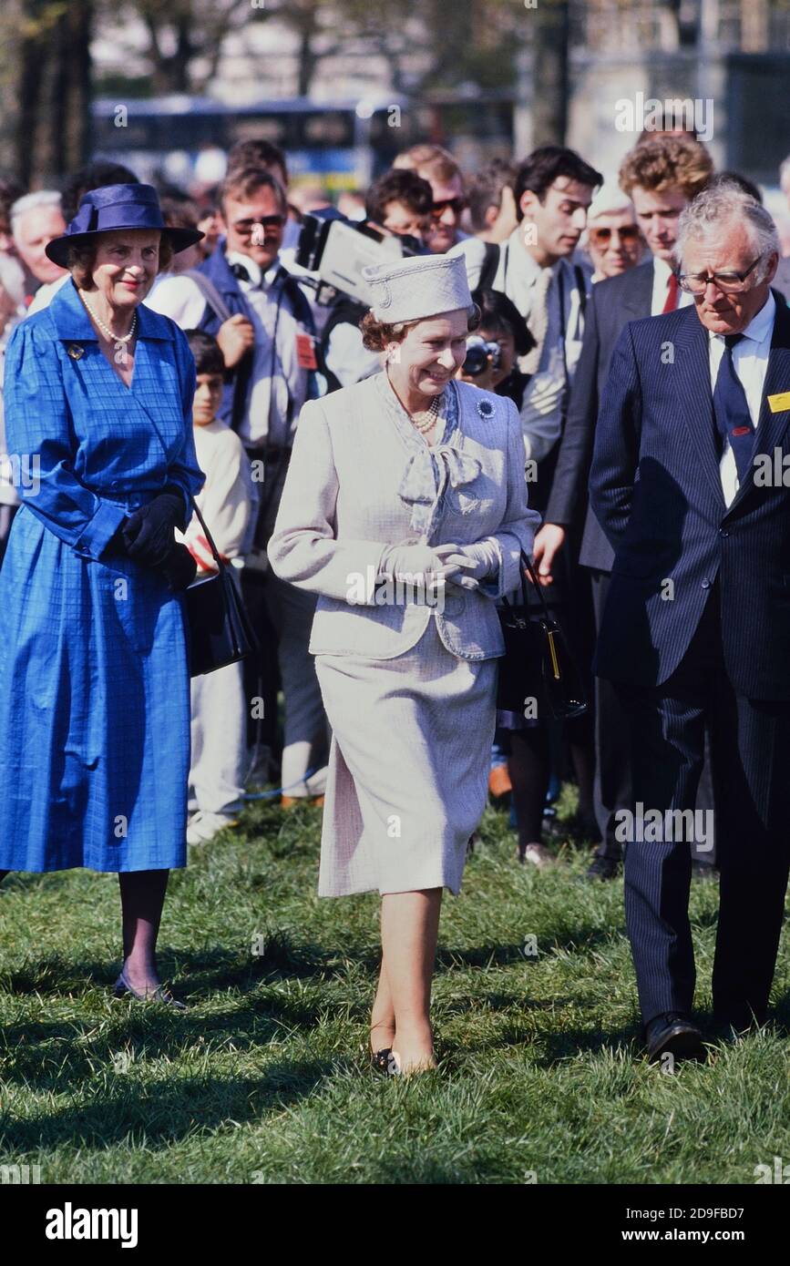Sua Maestà la Regina frequentando l'ASDA Festival of Food and Farming a Hyde Park, Londra, Regno Unito. Maggio 1989 Foto Stock