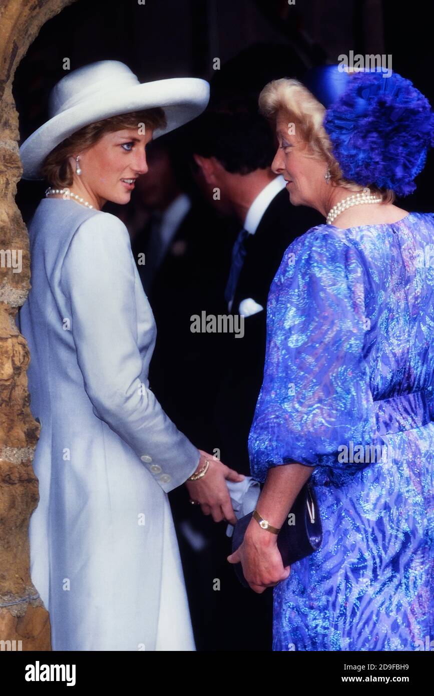 Diana, Principessa del Galles con sua madre Frances Shand Kydd al matrimonio di suo fratello Visconte Spencer al modello di moda Victoria Lockwood ad Althorpe. Northamptonshire, Inghilterra, Regno Unito. 16 settembre 1989 Foto Stock