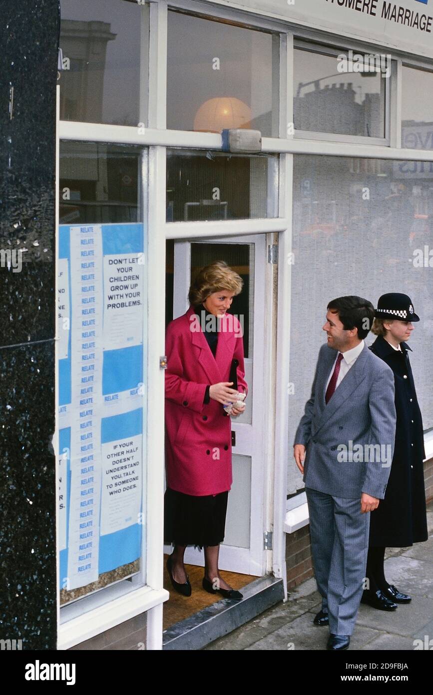 La Principessa del Galles, la Principessa Diana, lascia il Centro di orientamento del matrimonio a Barnett, a nord di Londra, Inghilterra, Regno Unito. 29 novembre 1988 Foto Stock