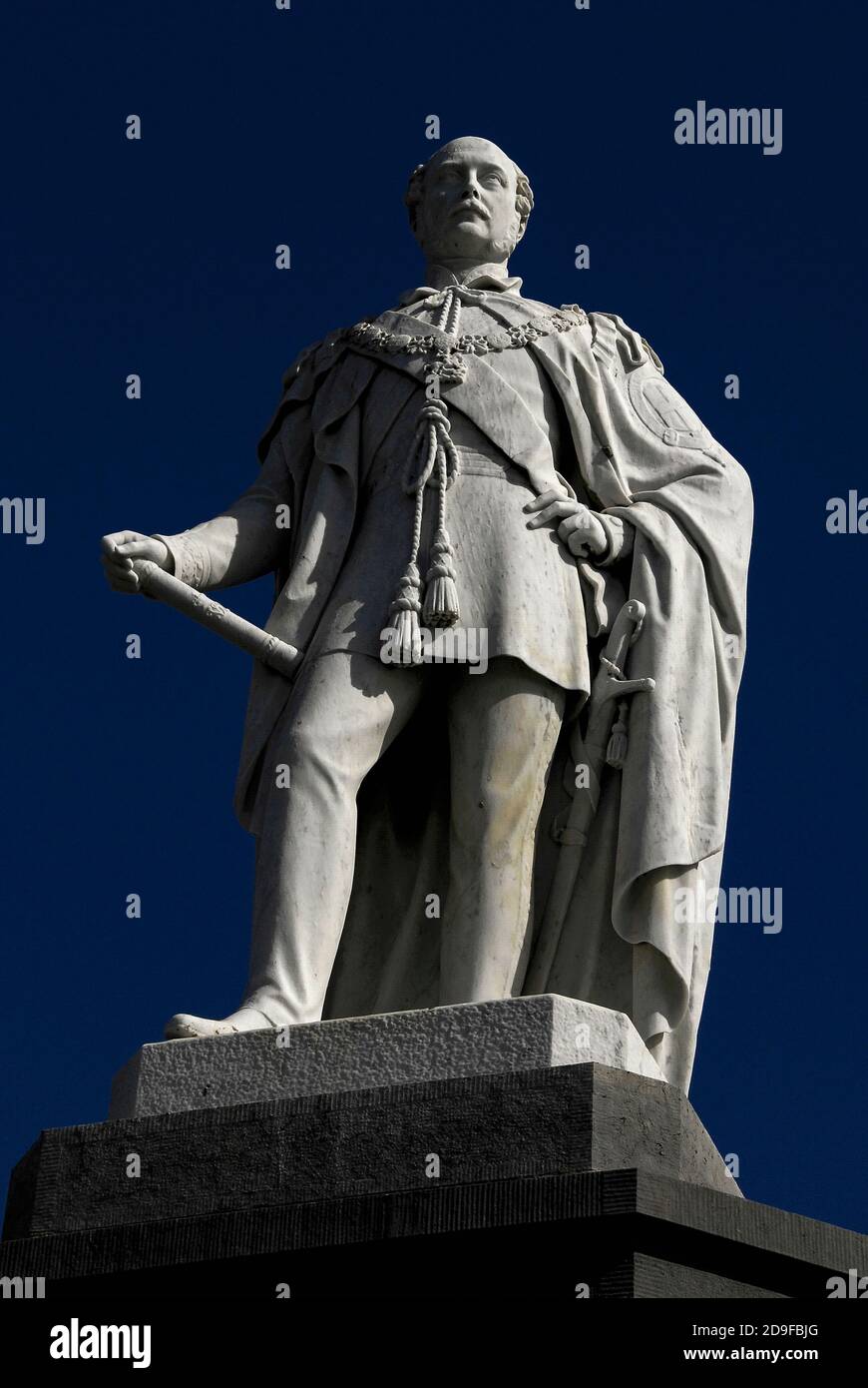 Il Principe Alberto (1819-1861), marito della Regina Vittoria (1819-1901), commemorato da questa statua in marmo siciliano bianco, alta 2.7 metri (9 piedi), che si erge su una base sul promontorio di Castle Hill a Tenby, Pembrokeshire, Galles, Regno Unito. Il memoriale del Principe Consort era inteso come il memoriale nazionale gallese al principe tedesco-sopportato. Fu opera dello scultore gallese John Evan Thomas (1810-1873), un frequente espositore alla Royal Academy di Londra tra il 1835 e il 1862. Foto Stock