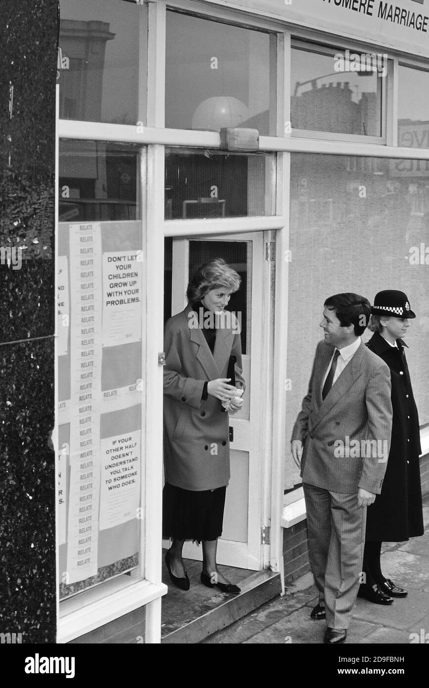 La Principessa del Galles, la Principessa Diana, lascia il Centro di orientamento del matrimonio a Barnett, a nord di Londra, Inghilterra, Regno Unito. 29 novembre 1988 Foto Stock