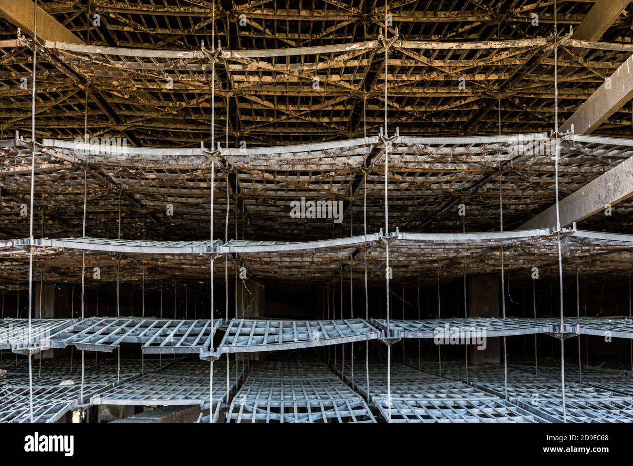 Reticolo all'interno della torre di raffreddamento Caen Foto Stock