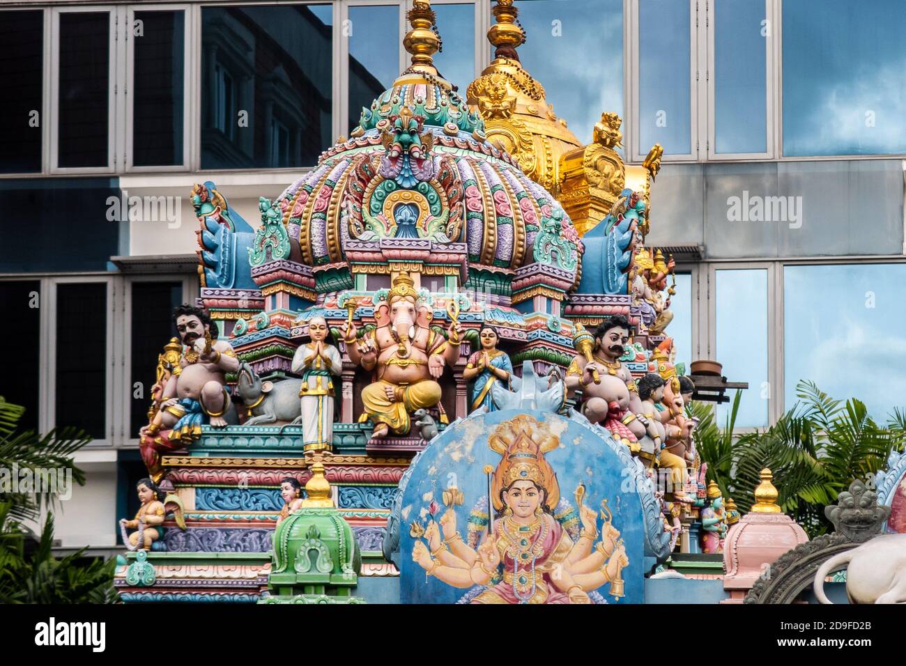 Sri Veeramakaliamman Tempio dedicato alla dea indù Kali, con riccamente decorato tetto colorato con dèi indù in Little India, Singapore Foto Stock