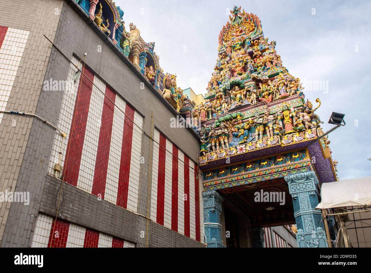 Singapore, 21/01/19. Sri Veeramakaliamman Tempio dedicato alla dea indù Kali, con riccamente decorato tetto colorato scolpito con dèi indù. Foto Stock