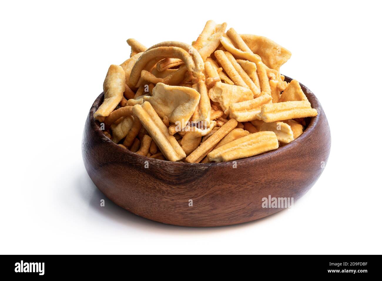 Gustoso spuntino indiano in una ciotola di legno isolata su bianco Foto Stock