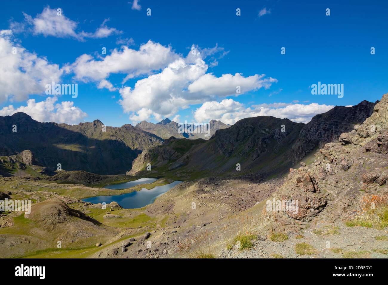 Laghi glaciali sulla cima della montagna con nuvoloso cielo sullo sfondo Foto Stock
