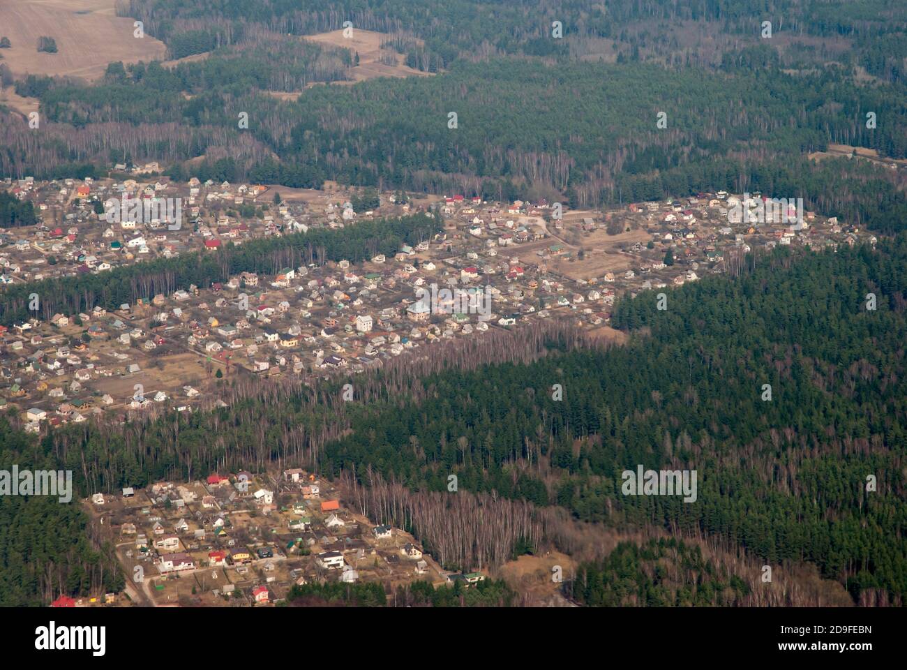 La prima mattina vista aerea dei sobborghi della città di Vilnius circondato da foresta (Lituania). Foto Stock
