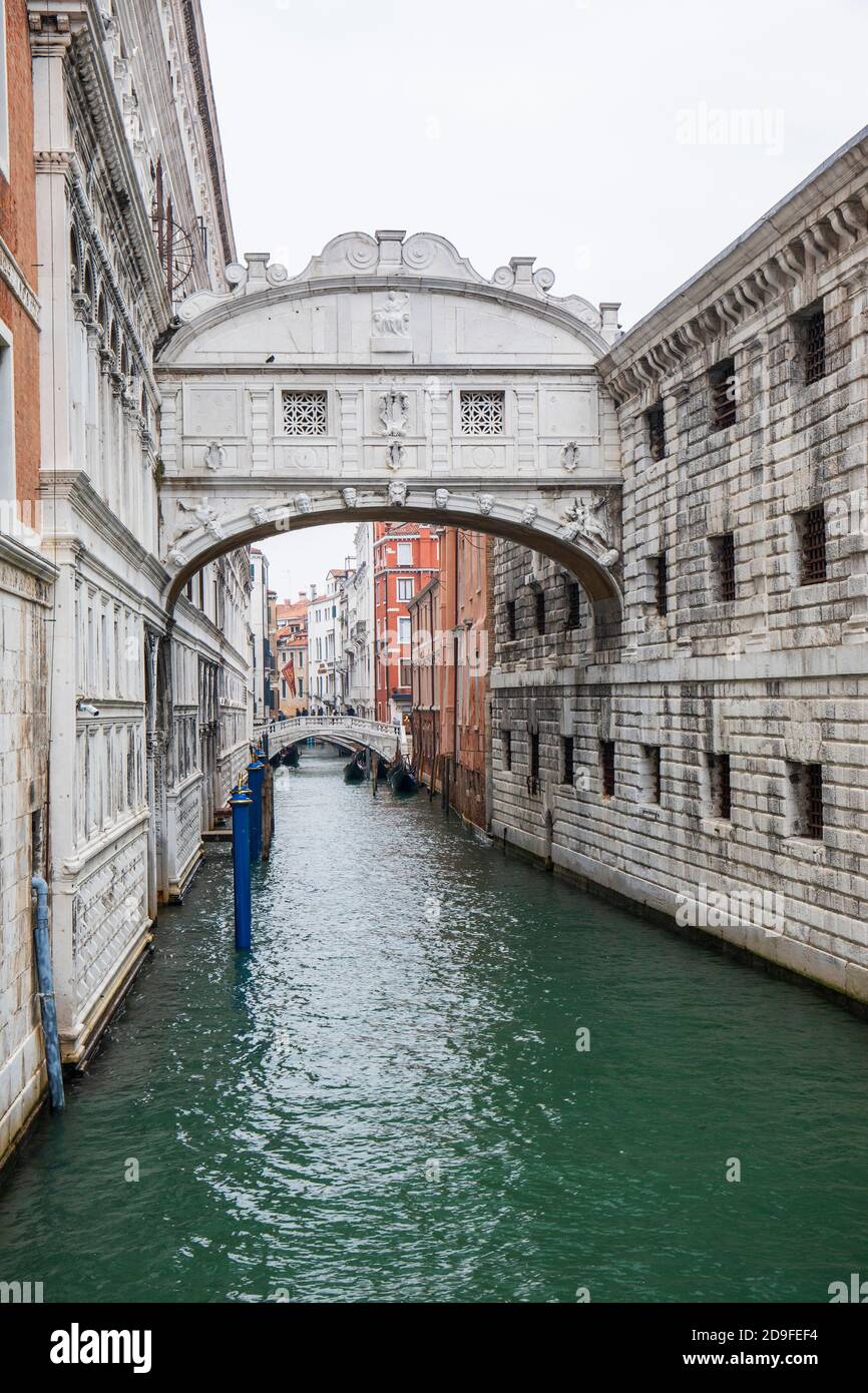 Il "Ponte dei Sospiri" o "Ponte dei Sospiri", un ponte di fama mondiale che collega il Palazzo Ducale alle prigioni, San Marco, Venezia, Italia Foto Stock