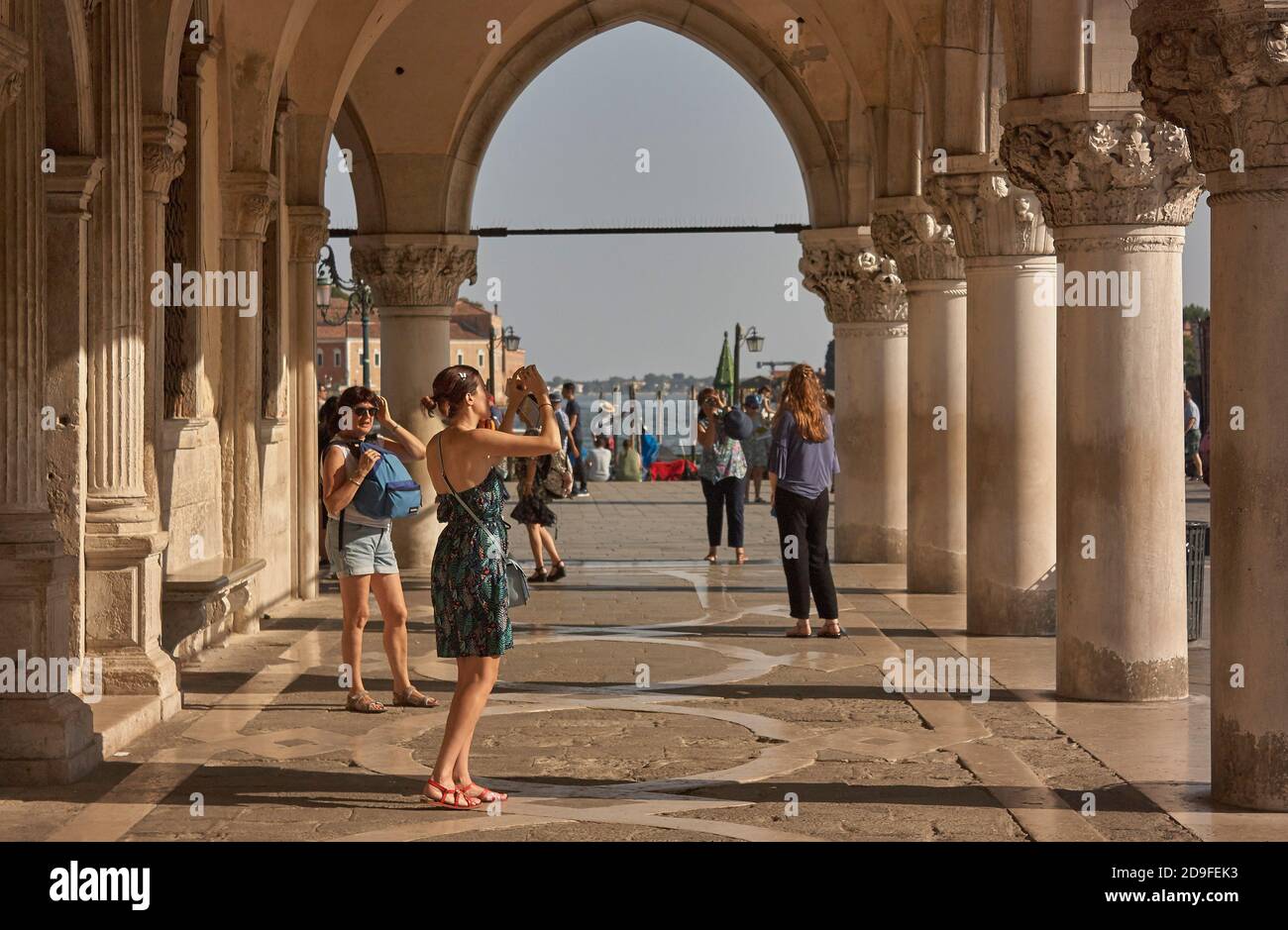 VENEZIA, ITALIA 25 MARZO 2019: Le persone passeggiano sotto i portici di Venezia Foto Stock