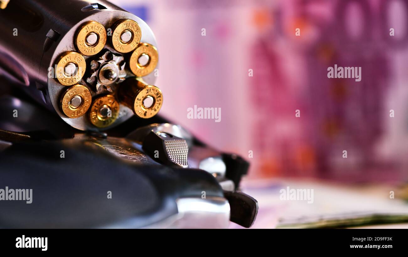 Revolver Smith e Wesson 357 Magnum sullo sfondo delle banconote in euro. Concetto di rapina, denaro sporco, crimine Foto Stock