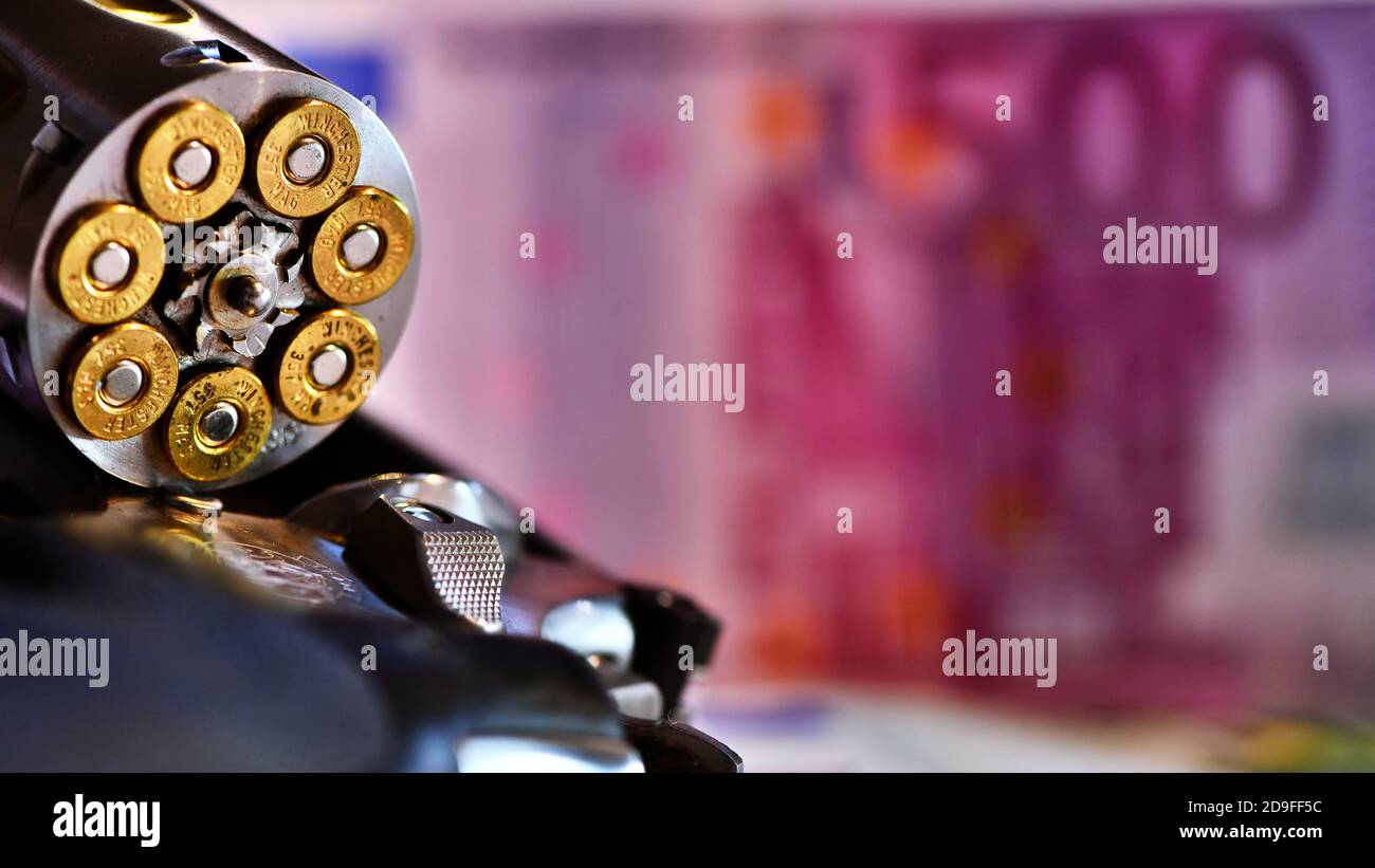 Revolver Smith e Wesson 357 Magnum sullo sfondo delle banconote in euro. Concetto di rapina, denaro sporco, crimine Foto Stock