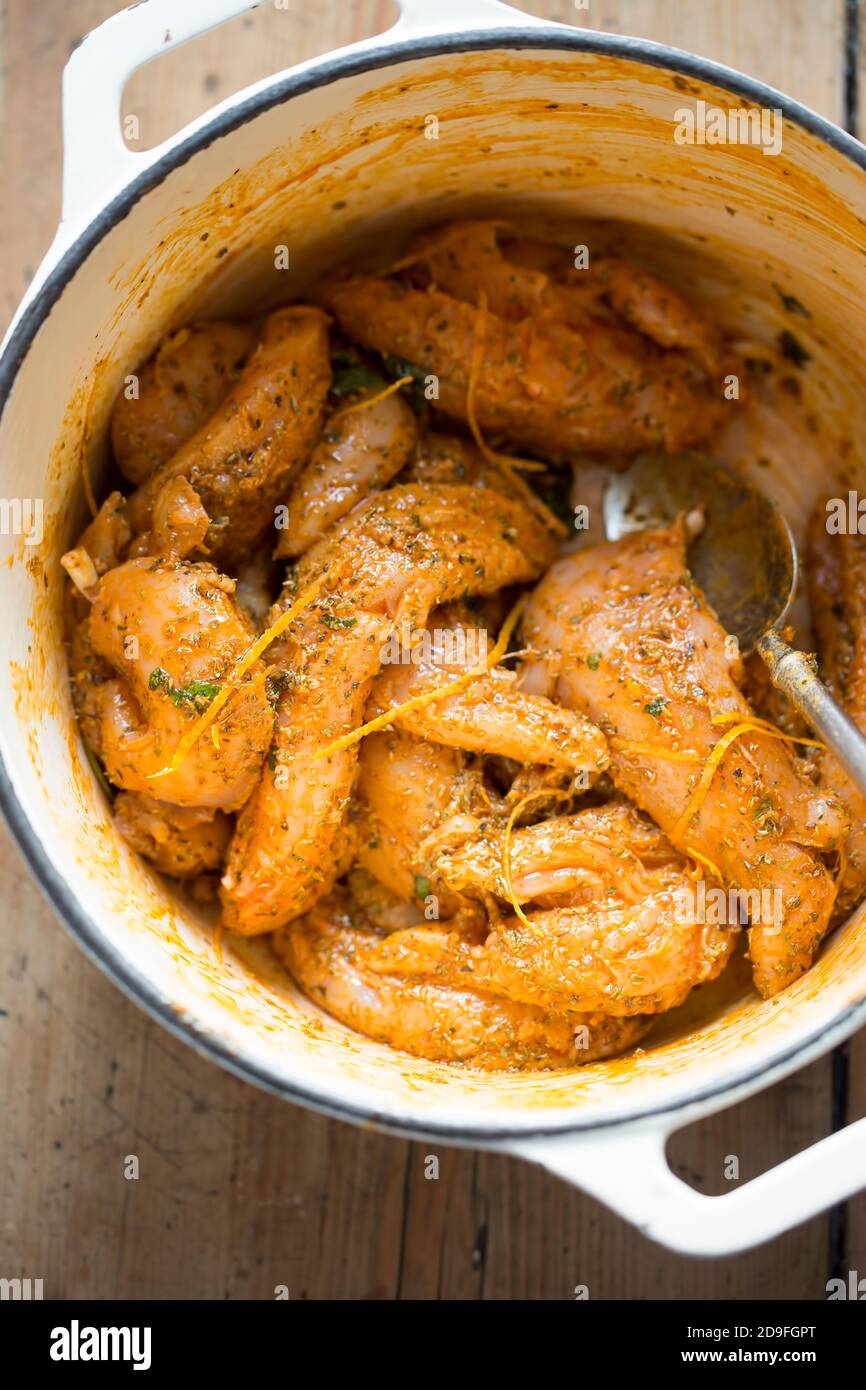 Filetto di pollo crudo marinato, souvlaki - kebab in stile greco Foto Stock