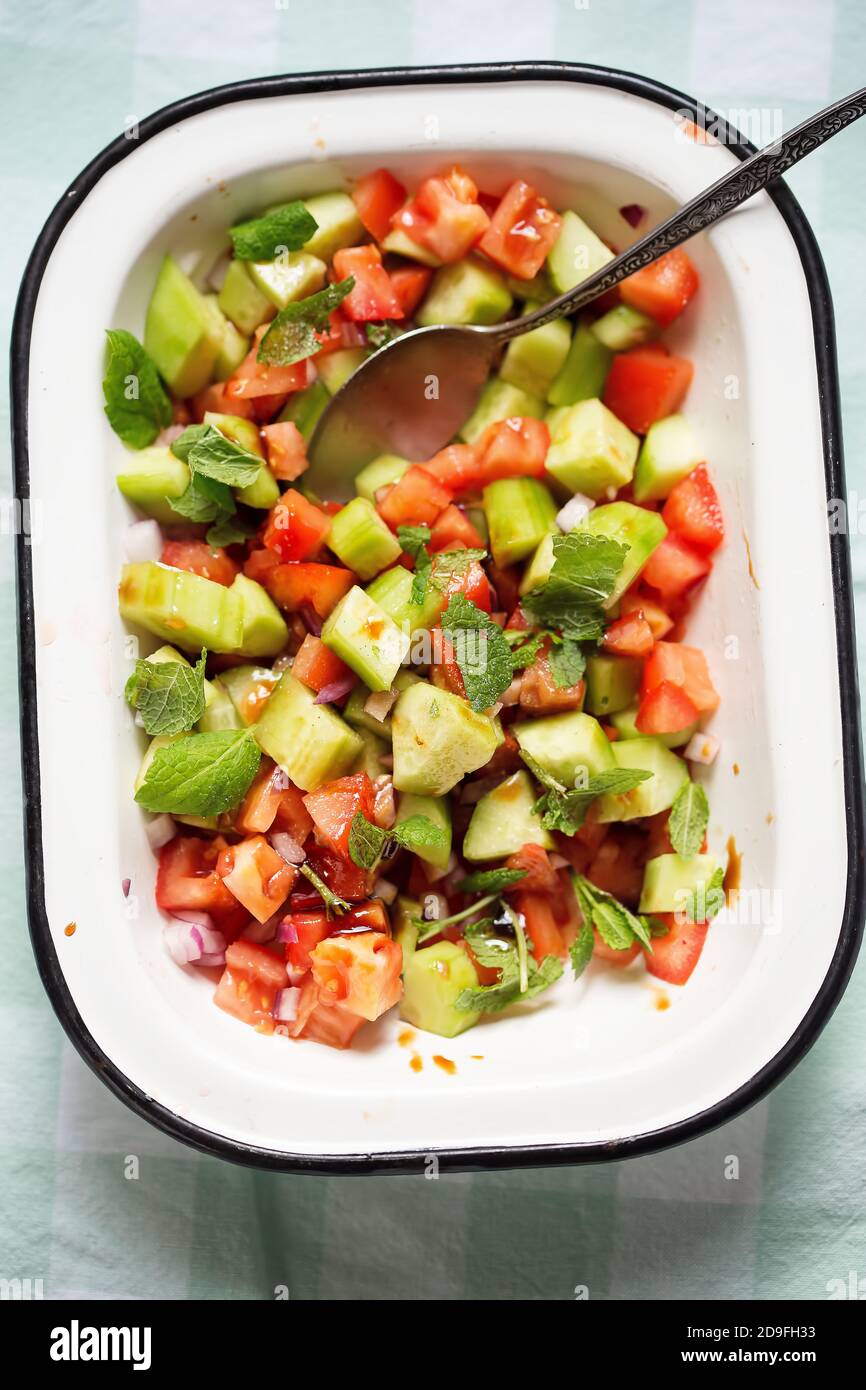 Insalata di pomodoro, cetriolo, cipolla rossa con menta e aceto balsamico Foto Stock