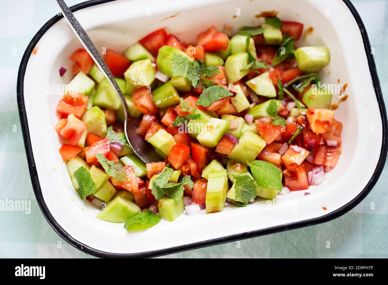 Insalata di pomodoro, cetriolo, cipolla rossa con menta e aceto balsamico Foto Stock