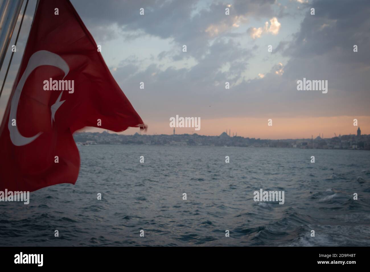 Bandiera della Turchia e paesaggio urbano di Istanbul sullo sfondo. Foto Stock