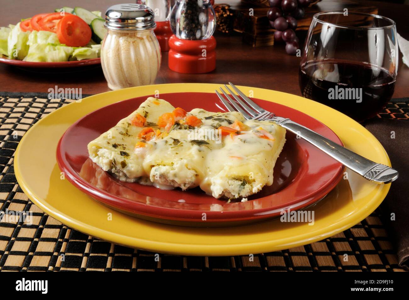 Cannelloni ripieni di ricotta e spinaci, conditi con una salsa cremosa e ricca di alfredo Foto Stock