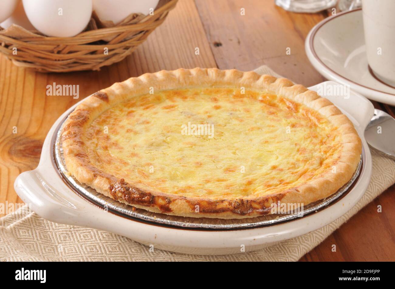 Quiche lorraine appena sfornate con un cestino di uova Foto Stock