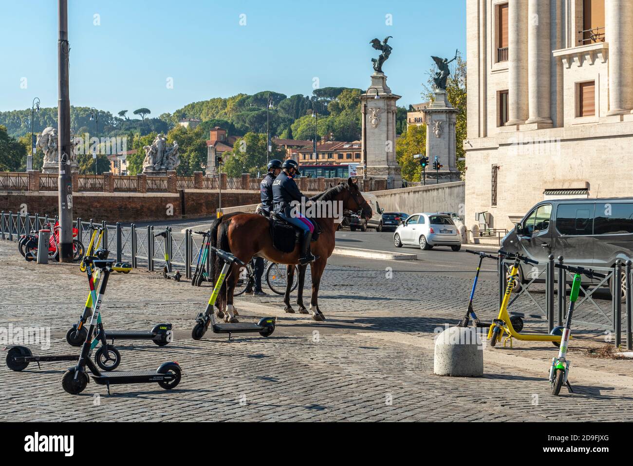 Due poliziotti a cavallo si trovano in Via della conciliazione a Roma. Foto Stock