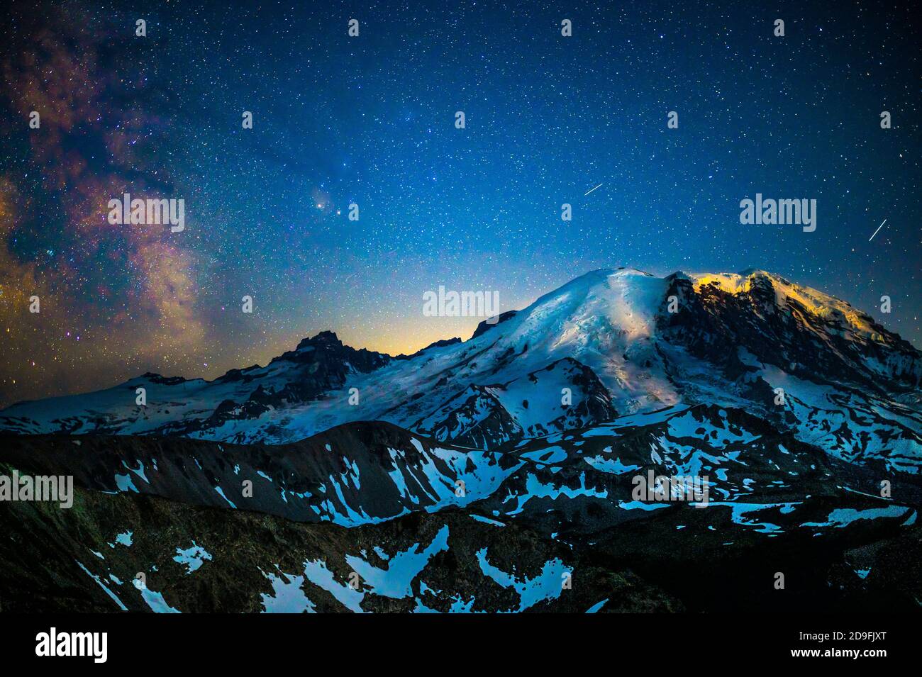 Mount Rainier nello stato di Washington di notte con il Latty Via Foto Stock