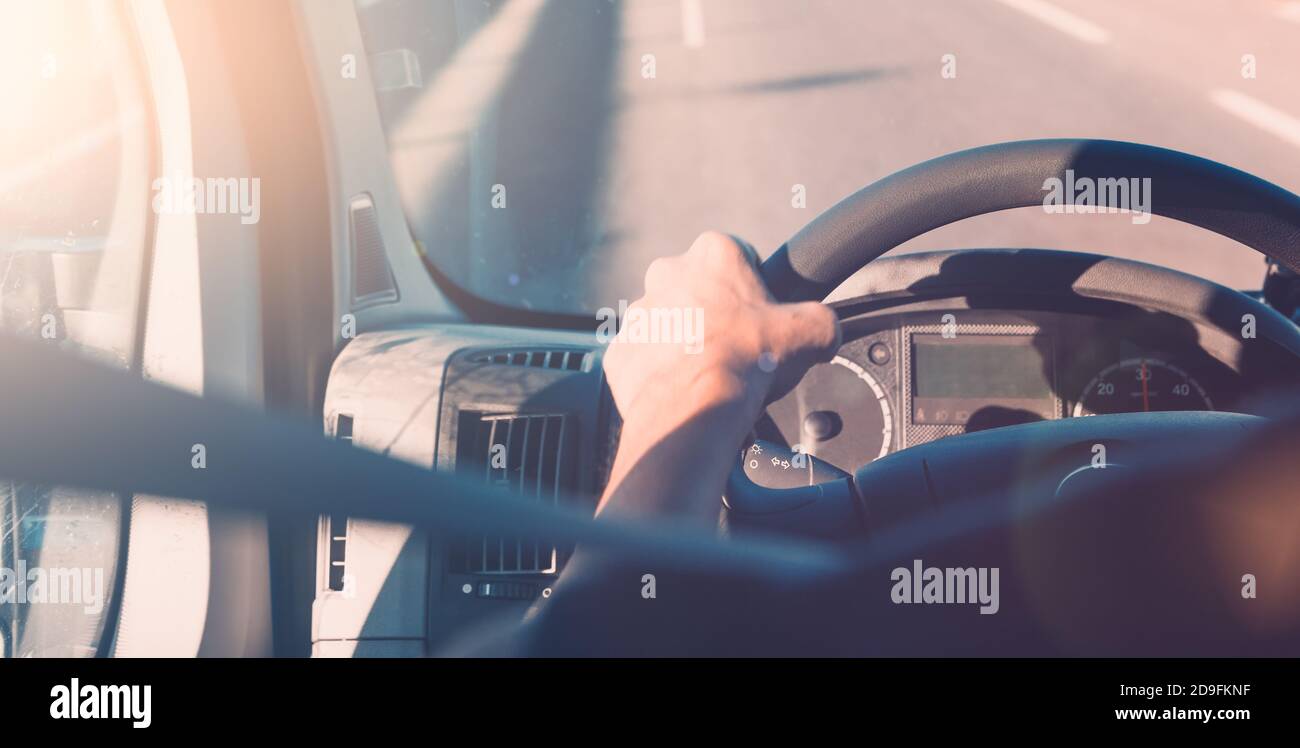 Abitacolo e volante, guida su strada con cintura di sicurezza.concetto di auto e viaggio Foto Stock