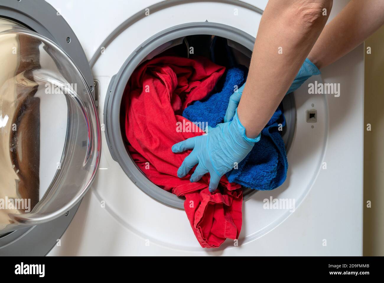 Caricare la biancheria da letto in una lavatrice domestica Foto stock -  Alamy