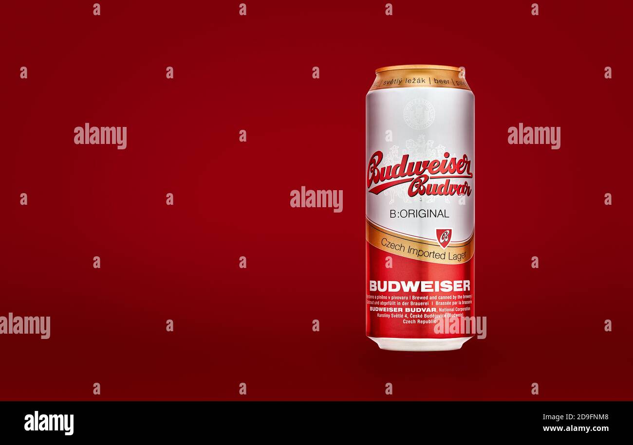 Lattina di birra lager Budweiser su sfondo rosso. Budvar, una delle birre più vendute nella Repubblica Ceca prodotta a Ceske Budejovice da Budweiser Foto Stock