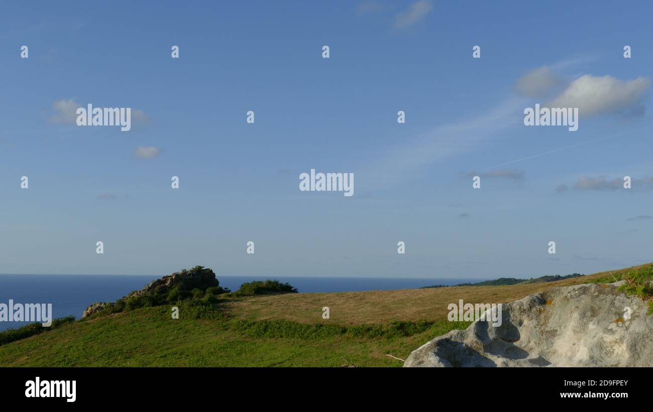 Paesaggio di una cima di montagna con rocce e il mare costa Foto Stock